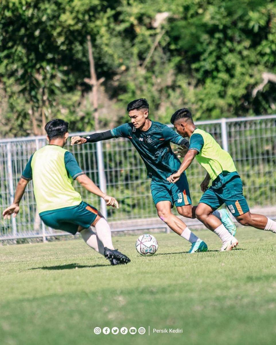 Pemain Persik Kediri saat berlatih di Bali. Instagram.com/persikfcofficial