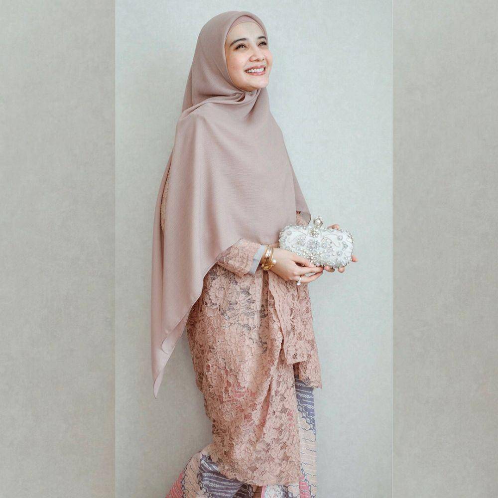 Kebaya Zaskia Sungkar (instagram.com/zaskiasungkar15)