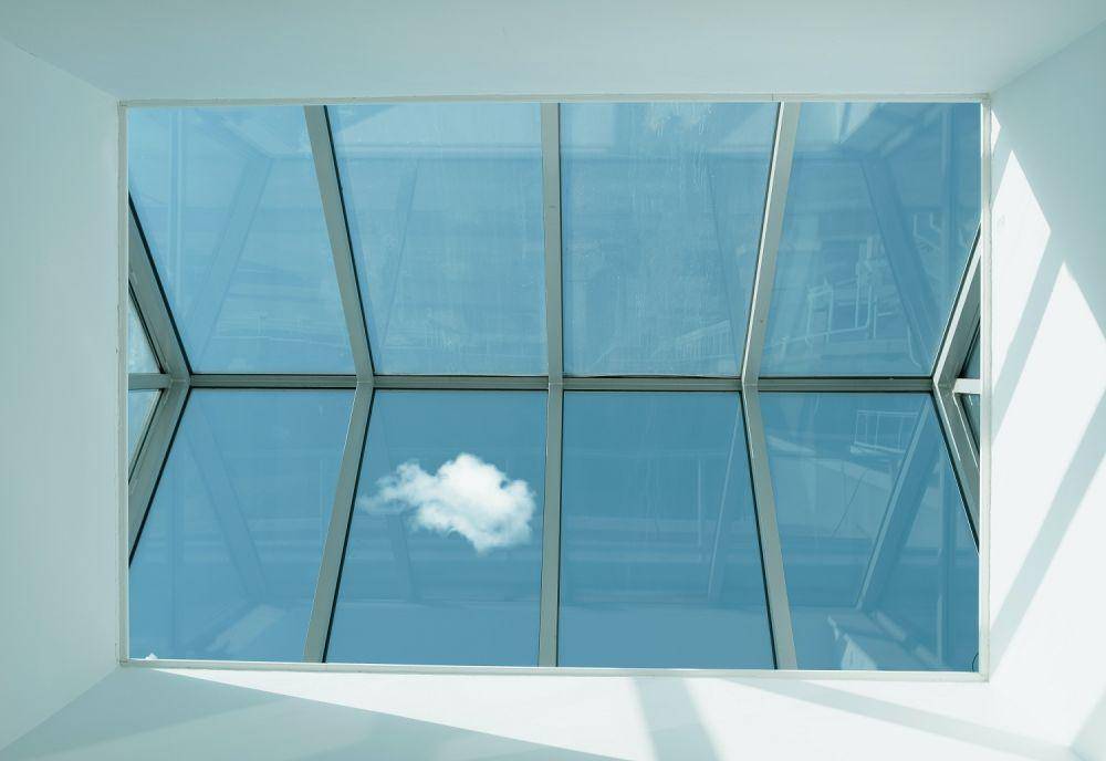 Ilustrasi skylight (pexels.com/@tom-balabaud-735585)