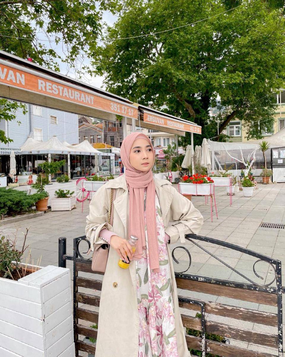 dress dan outer Richa Etika (instagram.com/richaeu)