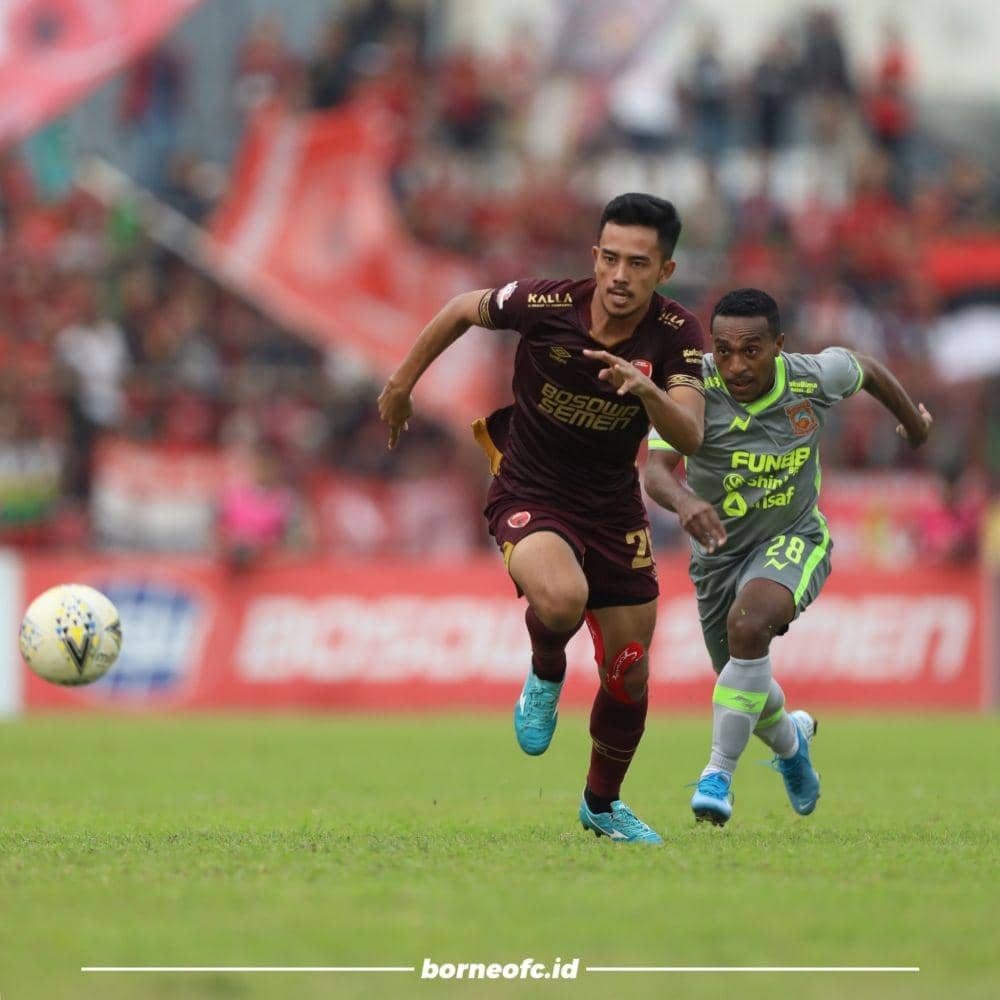 Bek PSM Taufik Hidayat (kiri) berusaha lepas dari kawalan penyerang Borneo FC Terens Puhiri (kanan) dalam laga pekan ke-30 Liga 1 2019 di Stadion Andi Mattalatta Mattoanging Makassar, 2 Desember 2019. (Twitter.com/BorneoSMR)