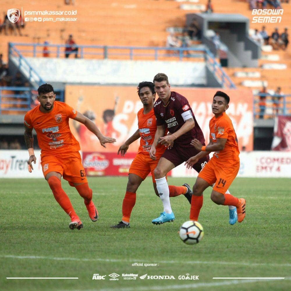 Gelandang PSM Makassar Wiljan Pluim saat melepas umpan dalam kawalan dua pemain Borneo FC di laga pekan ke-26 Liga 1 2018 di Stadion Segiri Samarinda, 18 Oktober 2018. (Twitter.com/PSM_Makassar)