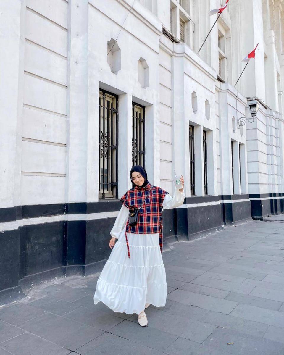 dress dan outer Richa Etika (instagram.com/richaeu)