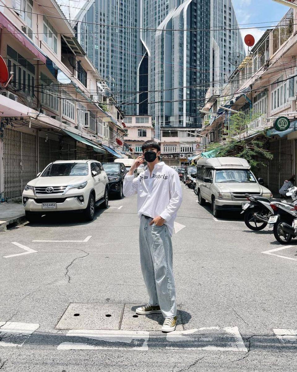 outfit dengan gaya french tuck ala Alek Teeradetch (instagram.com/lekteeradetch)