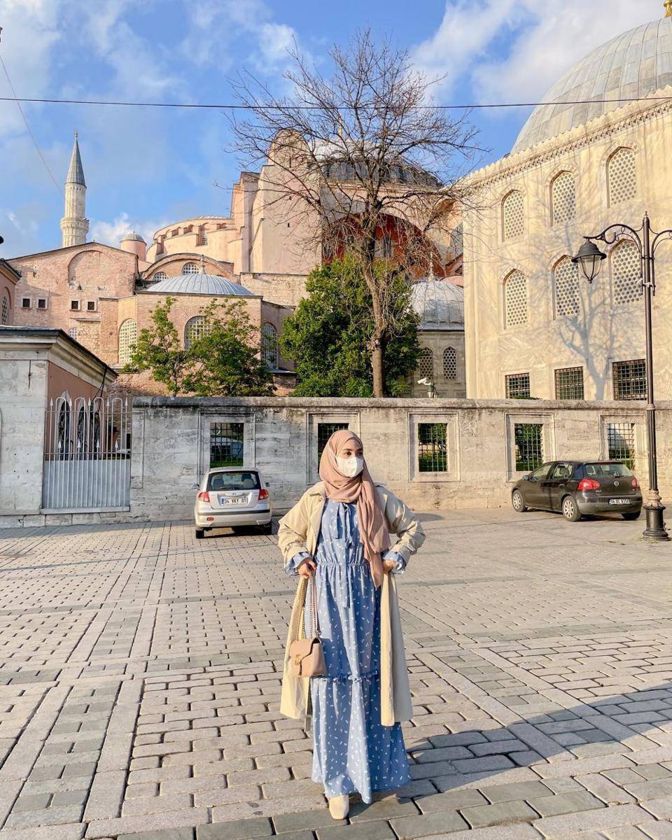 dress dan outer Richa Etika (instagram.com/richaeu)