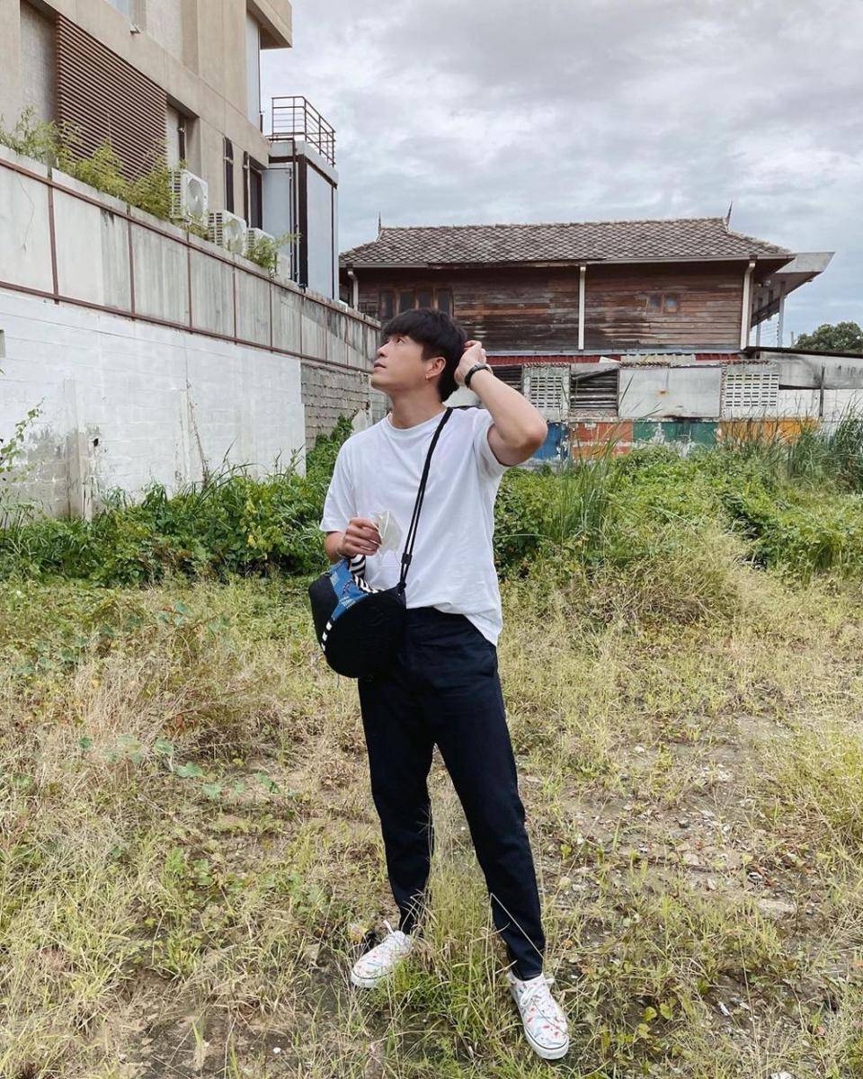 outfit dengan gaya french tuck ala Alek Teeradetch (instagram.com/lekteeradetch)