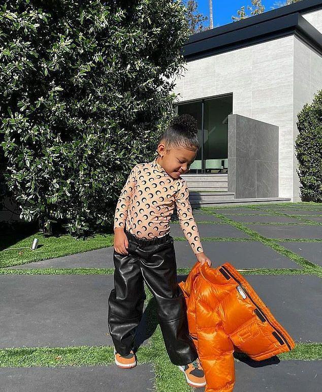 9 Potret Stormi Anak Pertama Kylie Jenner yang Stylish Sejak Kecil