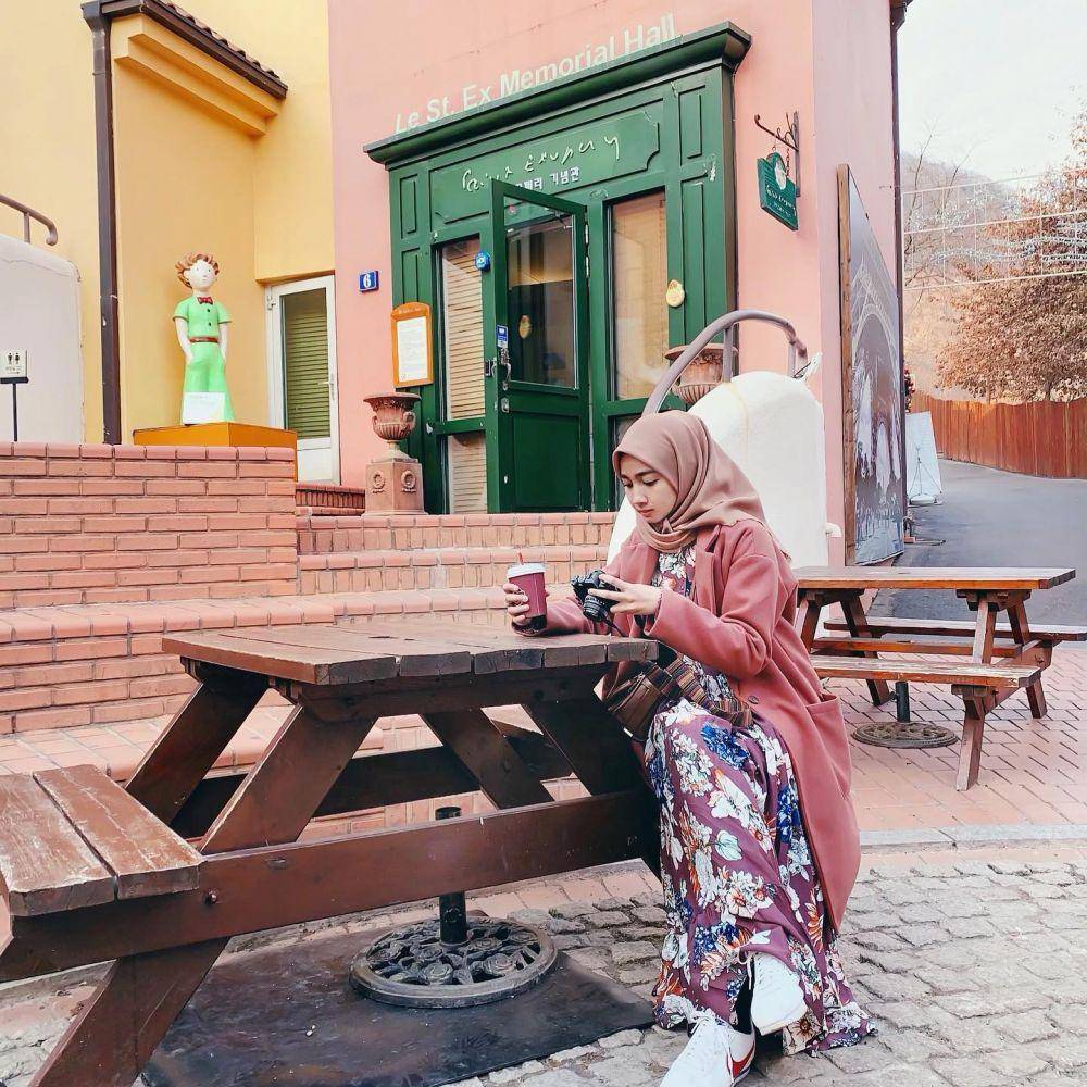 dress dan outer Richa Etika (instagram.com/richaeu)