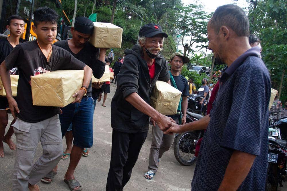 Sejumlah warga yang sempat ditahan polisi tiba di halaman masjid Desa Wadas, Bener, Purworejo, Jawa Tengah, Rabu (9/2/2022) (ANTARA FOTO/Hendra Nurdiyansyah)