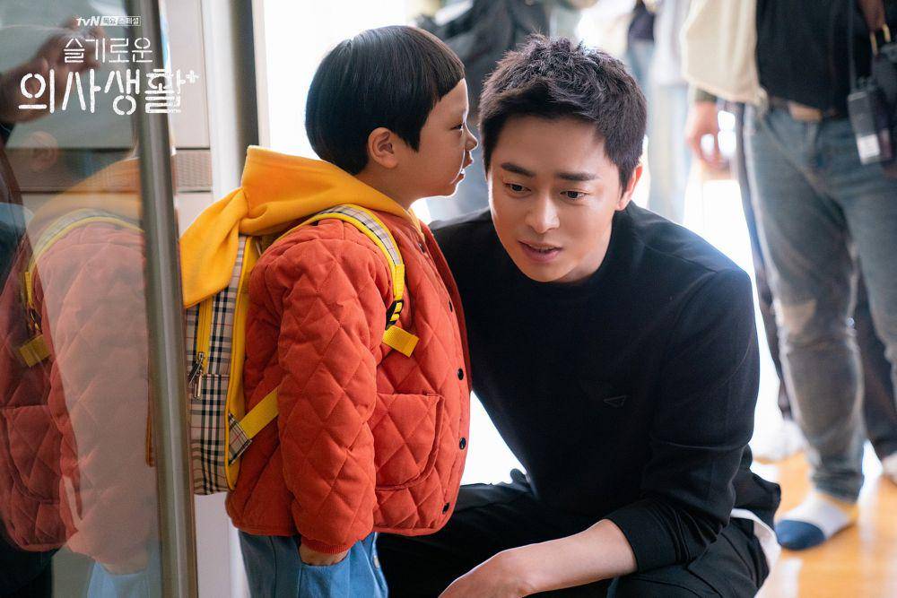 Jo Jung Suk sebagai Lee Ik Jun di Hospital Playlist (twitter.com/CJnDrama)