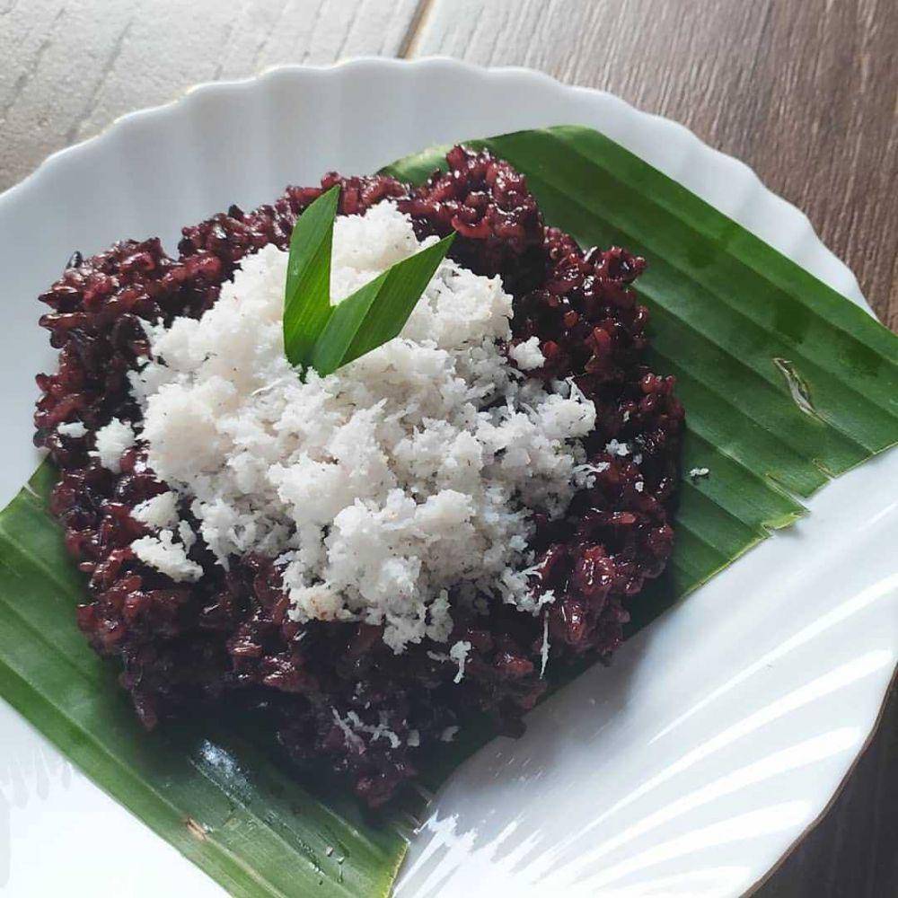 Ketan hitam kukus (instagram.com/evee.kusuma)