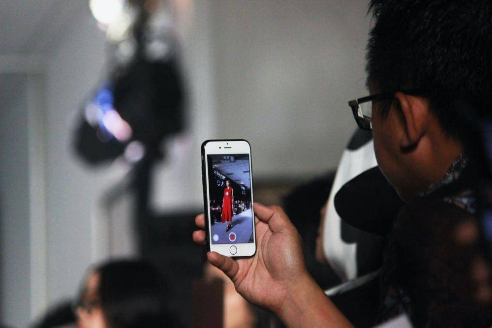 Ilustrasi mengambil foto fashion show (unsplash.com/Highlight ID)