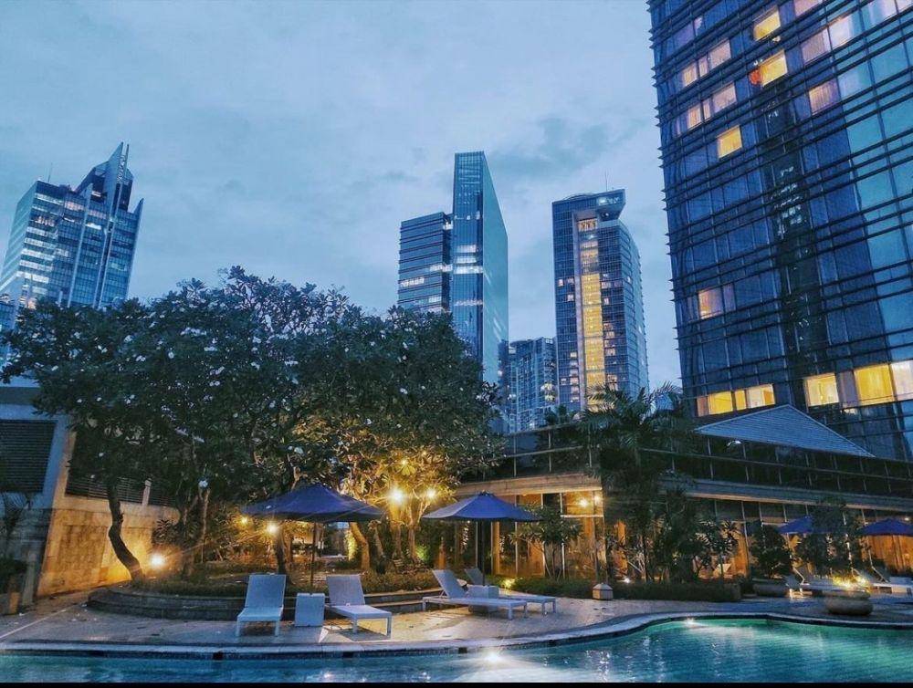 Suasana outdoor di Ritz Carlton Jakarta (instagram.com/ritzcarltonjakarta)