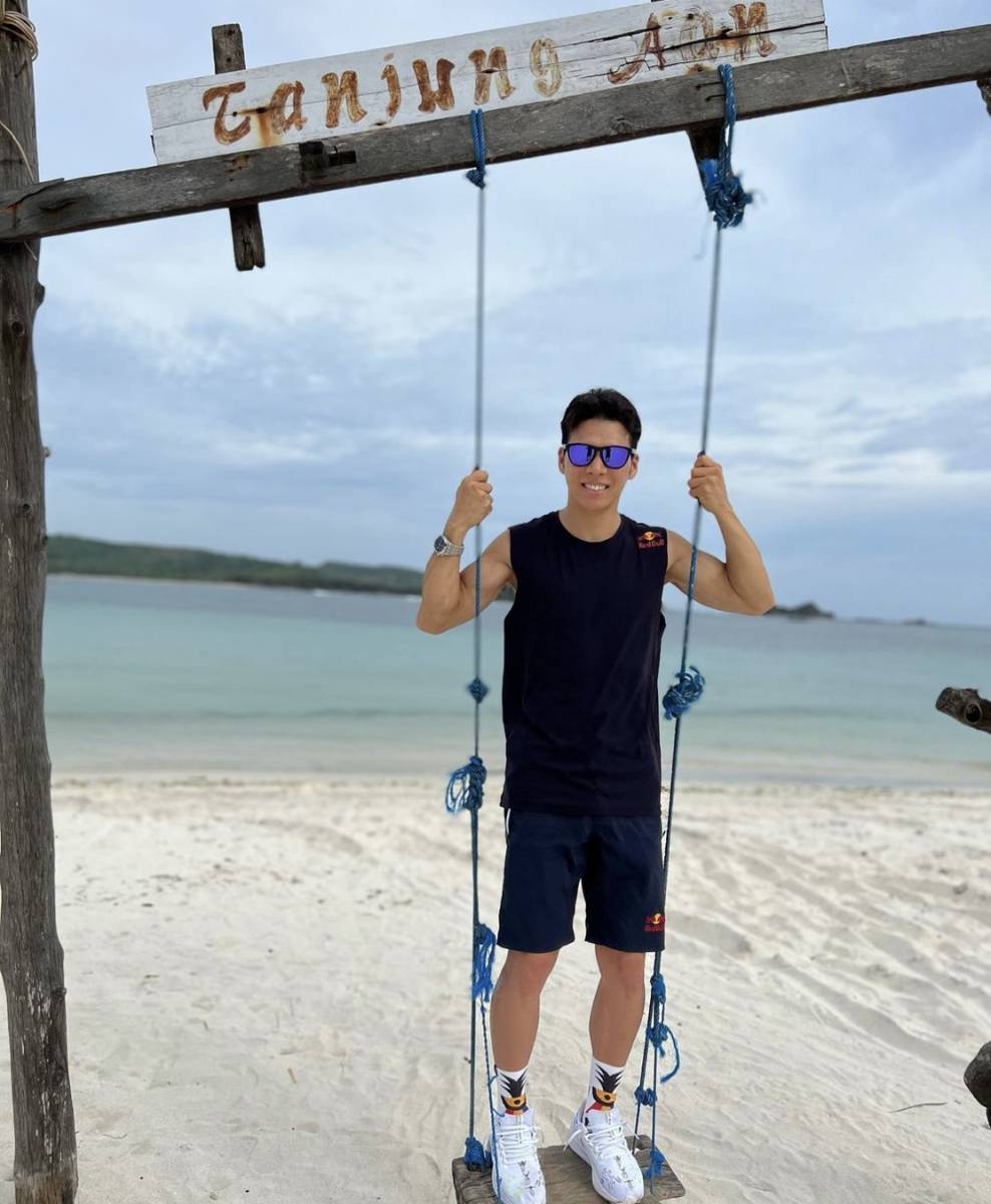 Nakagami di Pantai Tanjung Aan (instagram.com/takanakagami)