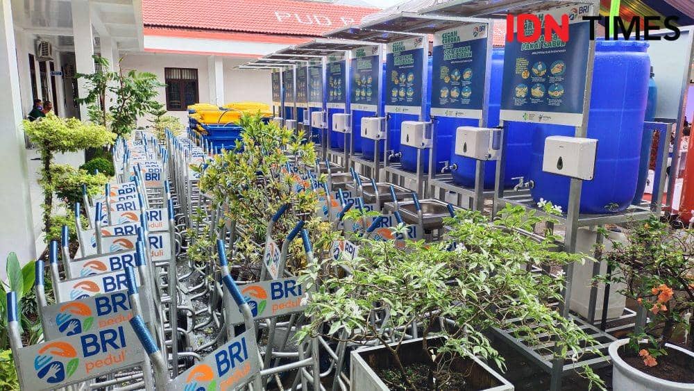 PT Bank Rakyat Indonesia (Persero) Tbk (BRI) Regional Medan memberikan bantuan berupa Sarana dan Prasarana untuk 38 pasar di Kota Medan untuk Mendukung Adaptasi Kebiasaan Baru. (IDN Times/Arifin Al Alamudi)
