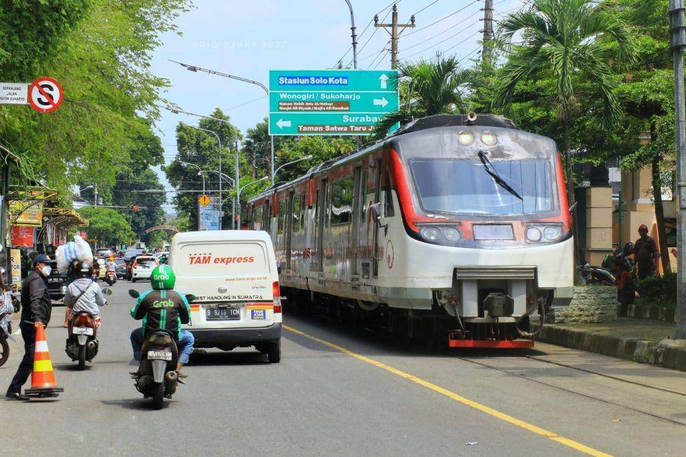 Jalur rel KA di Jalan Slamet Riyadi, Solo (Dok. PT KAI Daops VI)