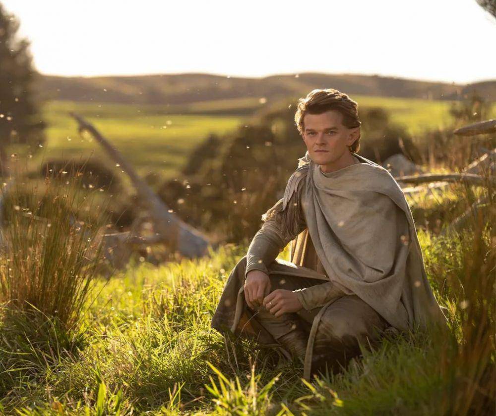 Robert Aramayo sebagai Elrond dalam The Rings of Power (dok. Amazon Studios/The Rings of Power)
