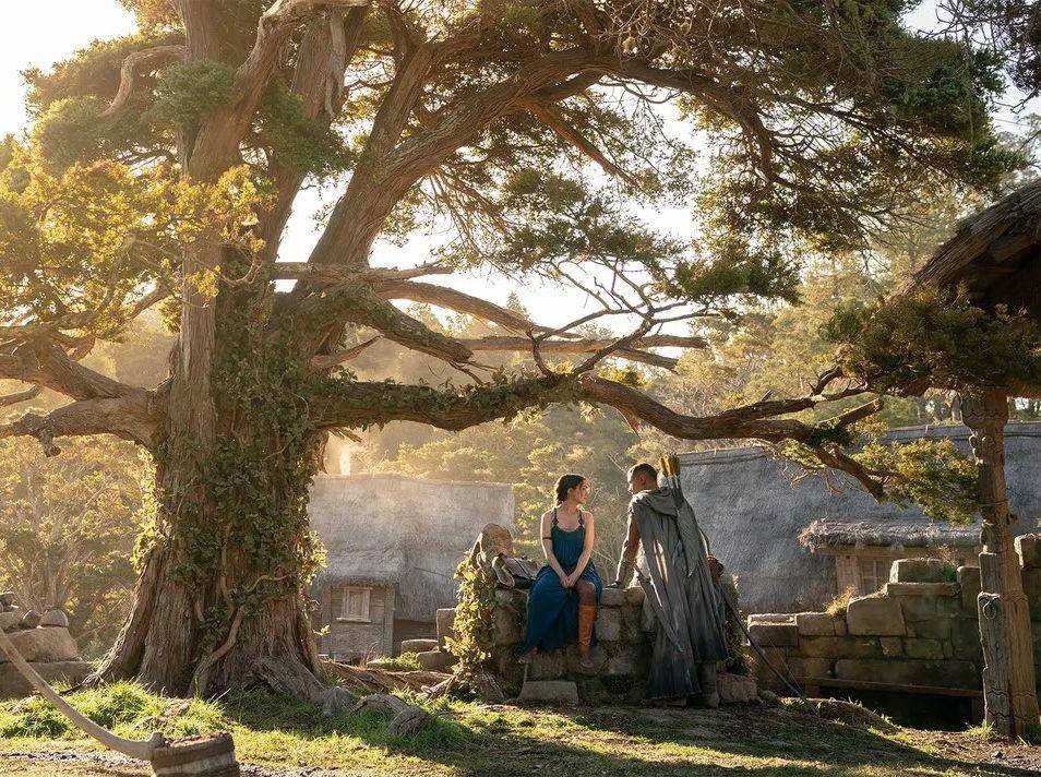Bronwyn dan Arondir bertemu di desa Tirharad. (dok. Amazon Studios/The Rings of Power)