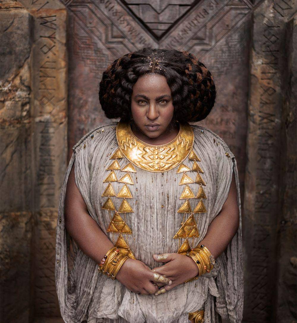 Disa berdiri di depan Khazad-dûm. (dok. Amazon Studios/The Rings of Power)