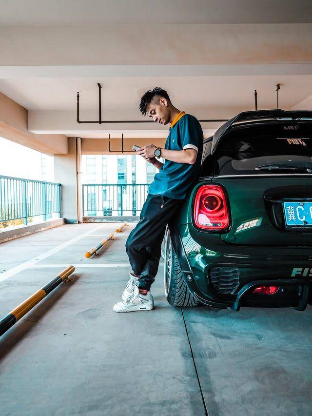 ilustrasi outfit street style (unsplash.com/JimmyChang)