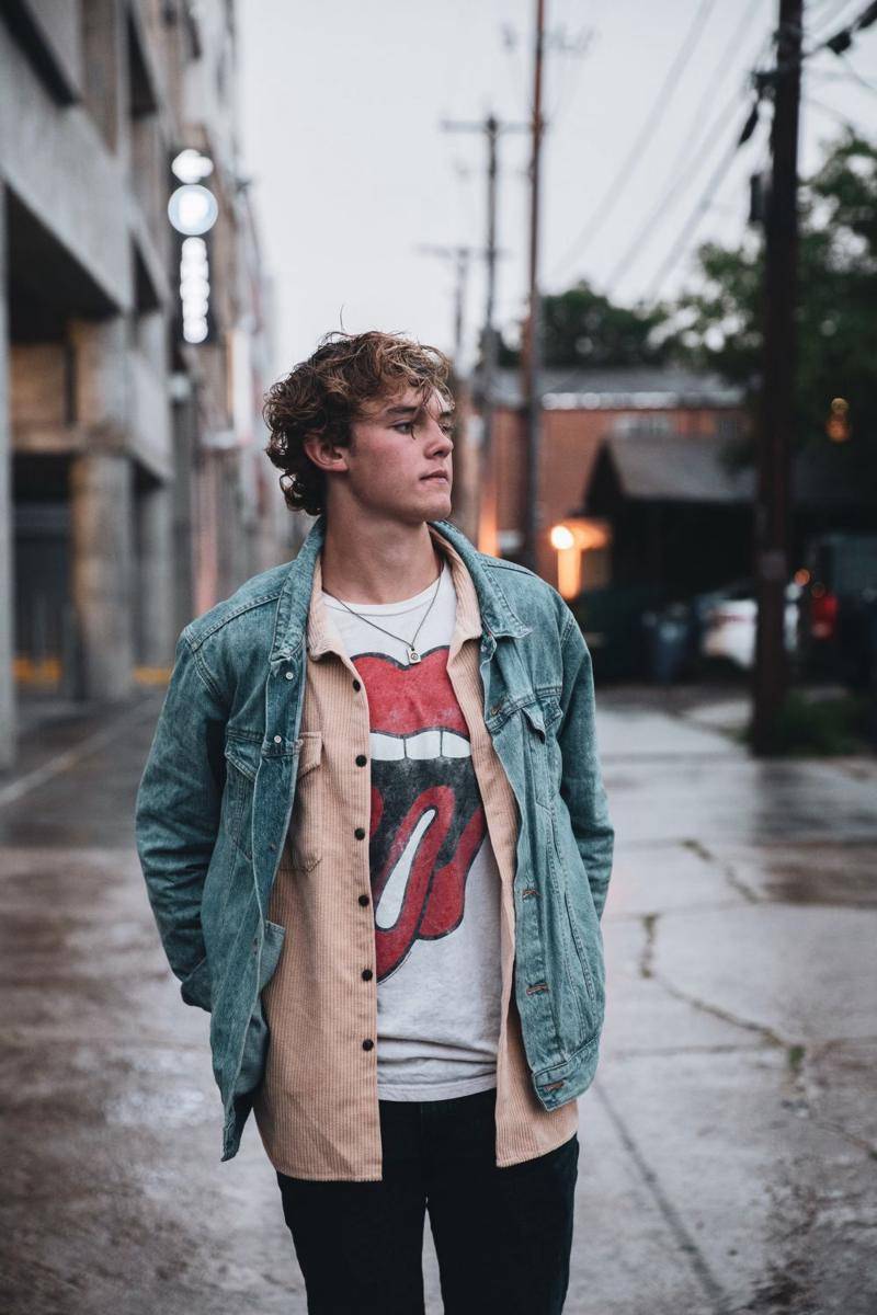 ilustrasi outfit street style (unsplash.com/LOGANWEAVER)