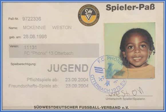 kartu identitas McKennie di klub akademi FC Phonix Otterbach (lifebogger.com)