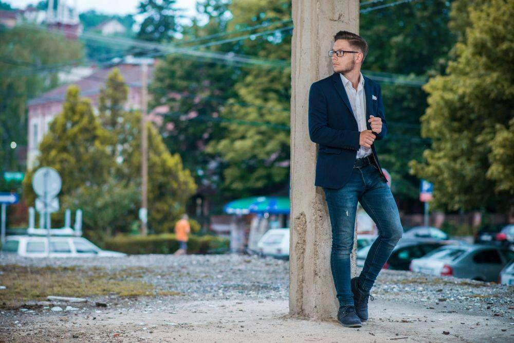 Pria memakai celana jeans (unsplash.com/Nenad Protic)