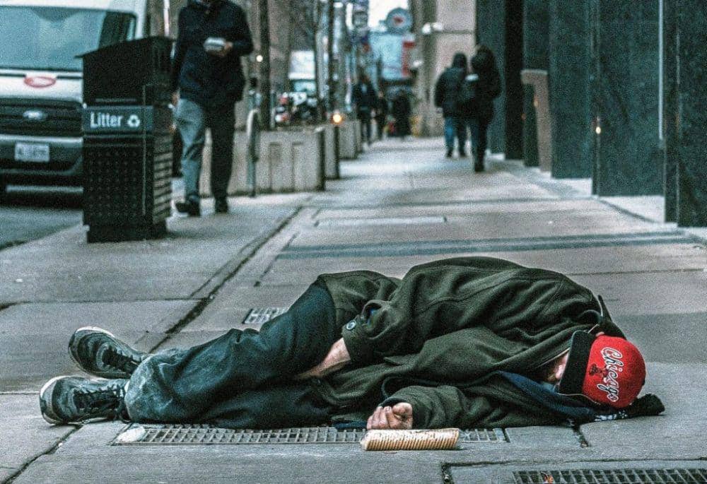 ilustrasi seorang homeless (pexels.com/@harrisonhaines)