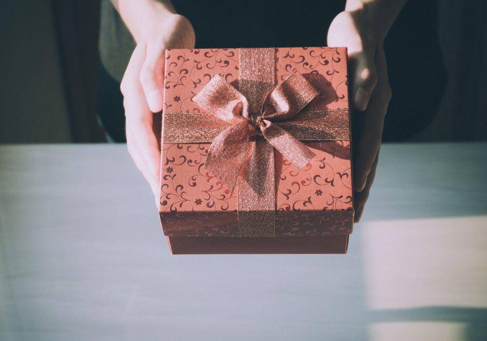 ilustrasi memberi hadiah (pexels.com/Porapak Apichodilok)