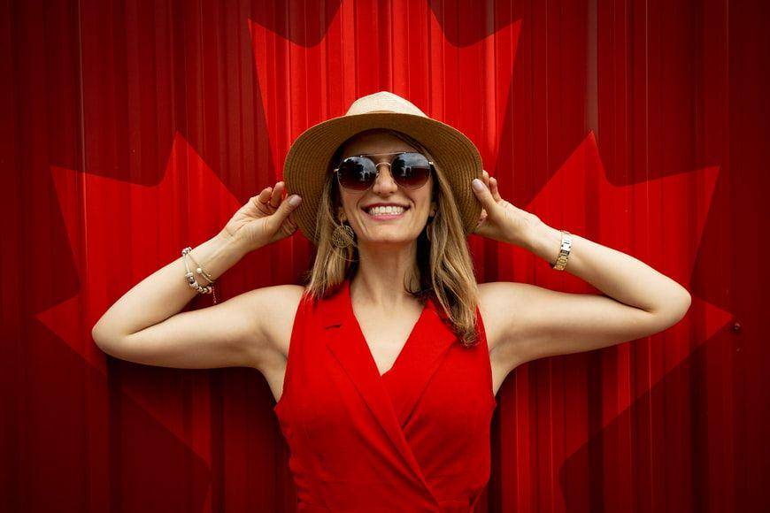 ilustrasi wanita berbaju merah (Unsplash.com/Andre Furtado)
