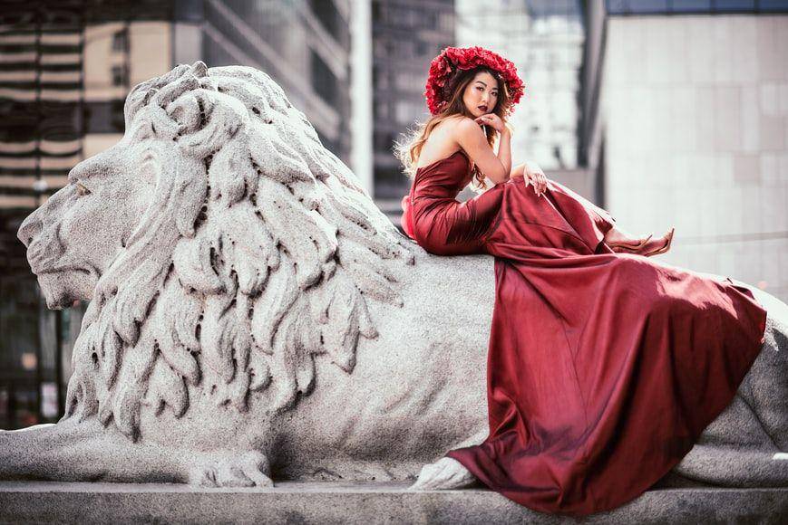 ilustrasi wanita berbaju merah (Unsplash.com/H.F.E & Co Studio)