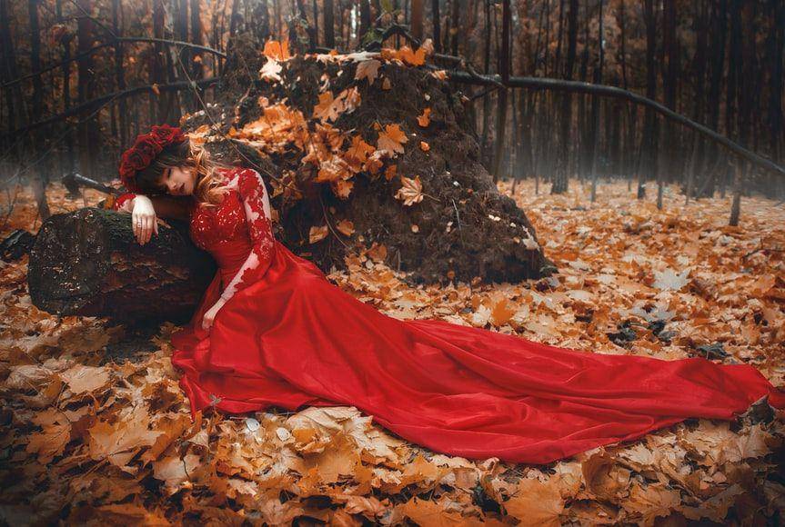 ilustrasi wanita berbaju merah (Unsplash.com/Alice Alinari)