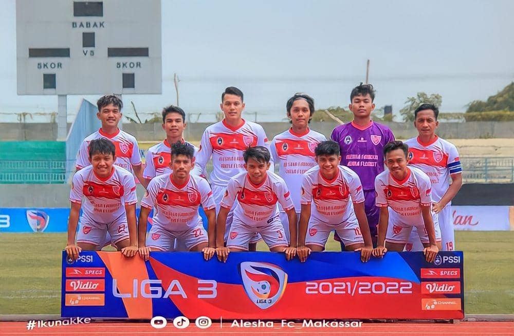 Para pemain Alesha FC Makassar berpose sebelum laga pertama Grup I Babak 64 Besar Putaran Nasional Liga 3 2021/22 kontra Gresik United di Stadion Gelora Joko Samudro Gresik, 6 Februari 2022. (Instagram.com/alesha_fc_makassar)