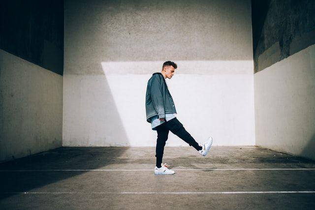 ilustrasi outfit street style (unsplash.com/SamBurriss)