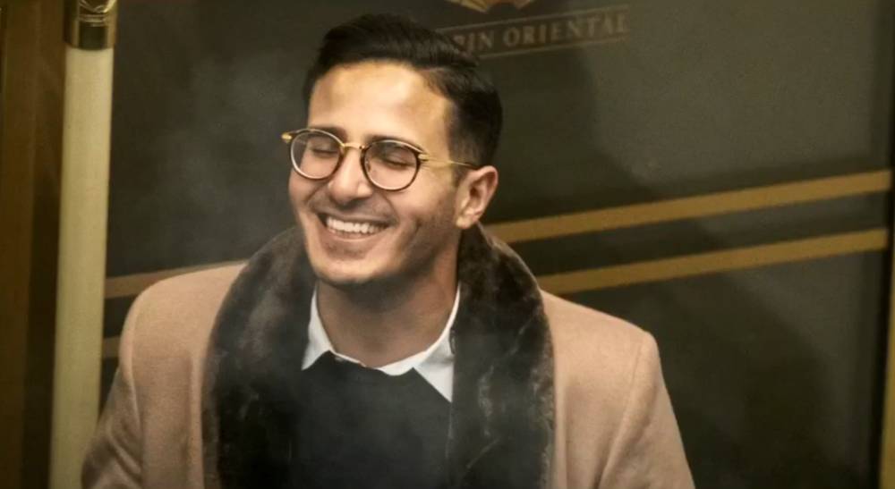 Potret Simon Leviev di luar restaurant yang diambil oleh jurnalis (dok.netflix/The Tinder Swindler)