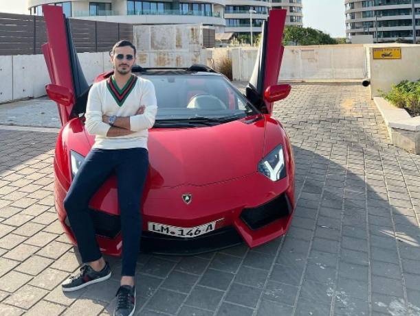 Simon Leviev berpose di depan mobil mewahnya (instagram.com/simonlevievtrue)