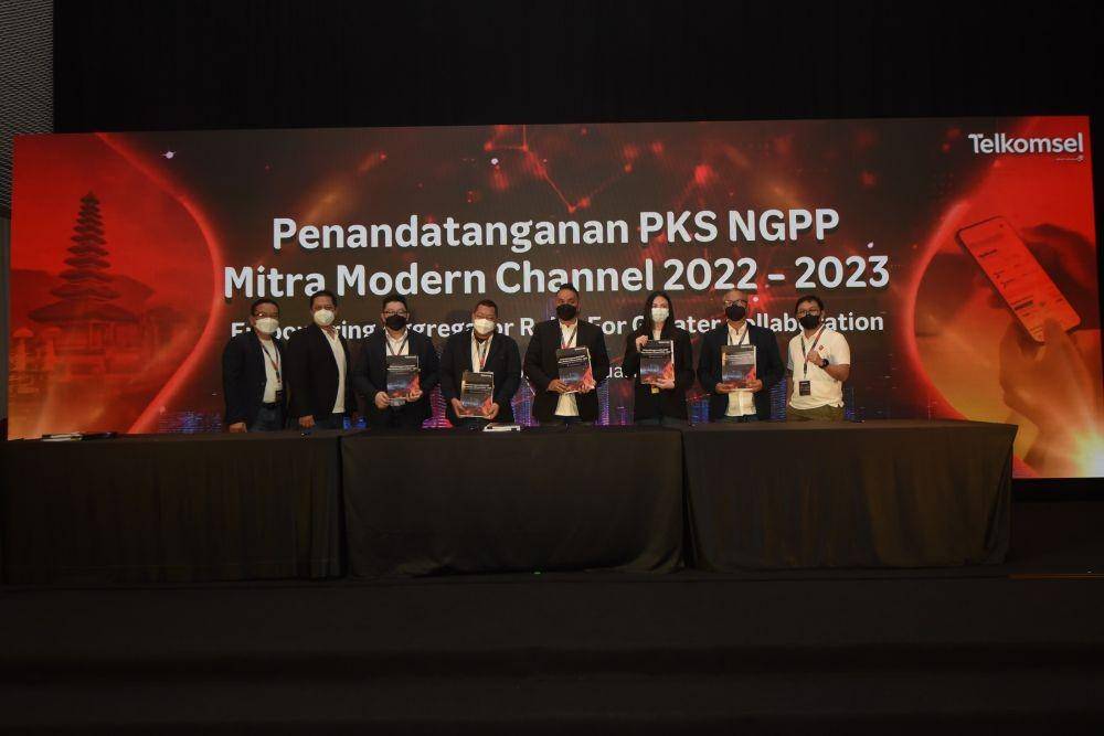 Kerja sama antara Telkomsel dengan mitra channel dalam peningkatan pelayanan pelanggan. Foto Telkomsel