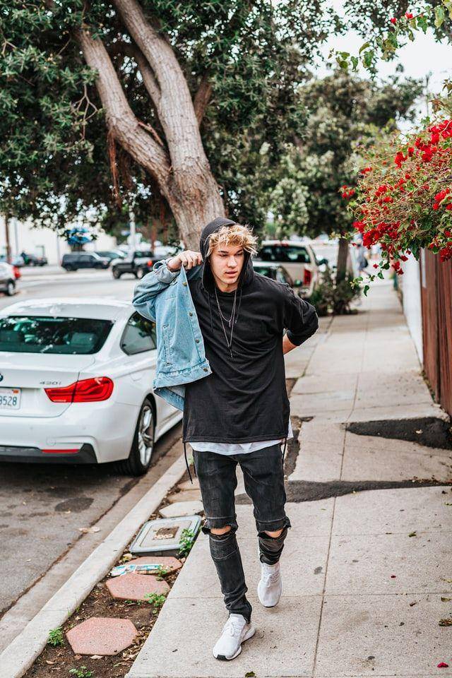 ilustrasi outfit street style (unsplash.com/TylerNix)