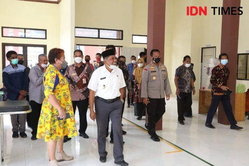 Plt. Bupati PPU. Ir. H. Hamdam melihat kondisi UGD Puskesmas Sotek baru diresmikan dengan pelayanan terbatas (IDN Times/Ervan)