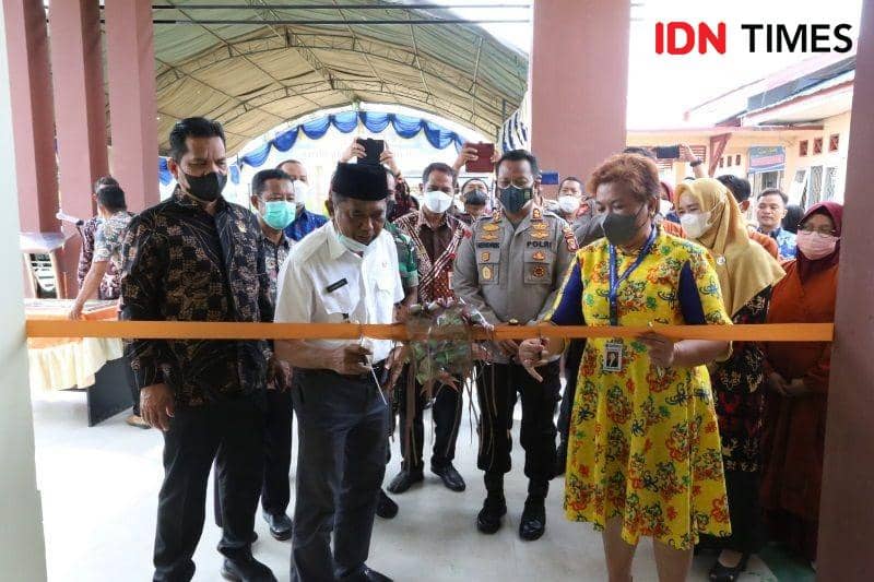Plt. Bupati PPU. Ir. H. Hamdam memotong pita peresmian UGD Puskesmas Sotek (IDN Times/ Ervan)