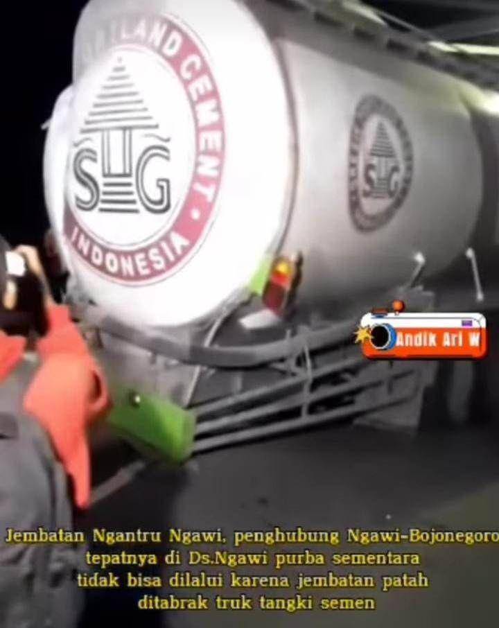 Jembatan Ngantru rusak ditabrak truk semen curah. Capture igstory