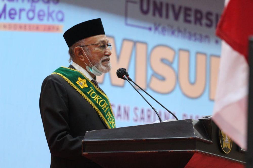 Wali Nanggroe Aceh, Malik Mahmud Al Haytar menerima penghargaan USK Award sebagai tokoh perdamaian Aceh. (Dokumetasi Humas Wali Nanggroe Aceh untuk IDN Times)