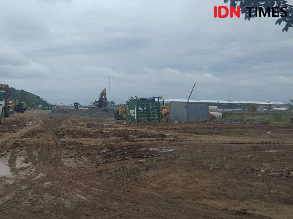 Kondisi pembangunan di sekitar Sirkuit Mandalika. (IDN Times/Sandy Firdaus)