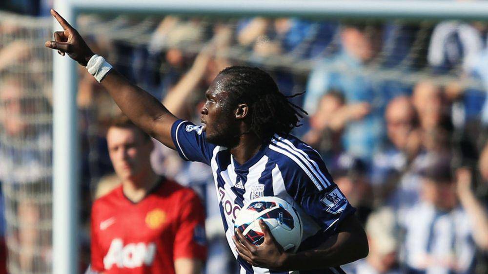 Romelu Lukaku merayakan gol ke gawang Manchester United pada 2012/2013. (skysports.com)