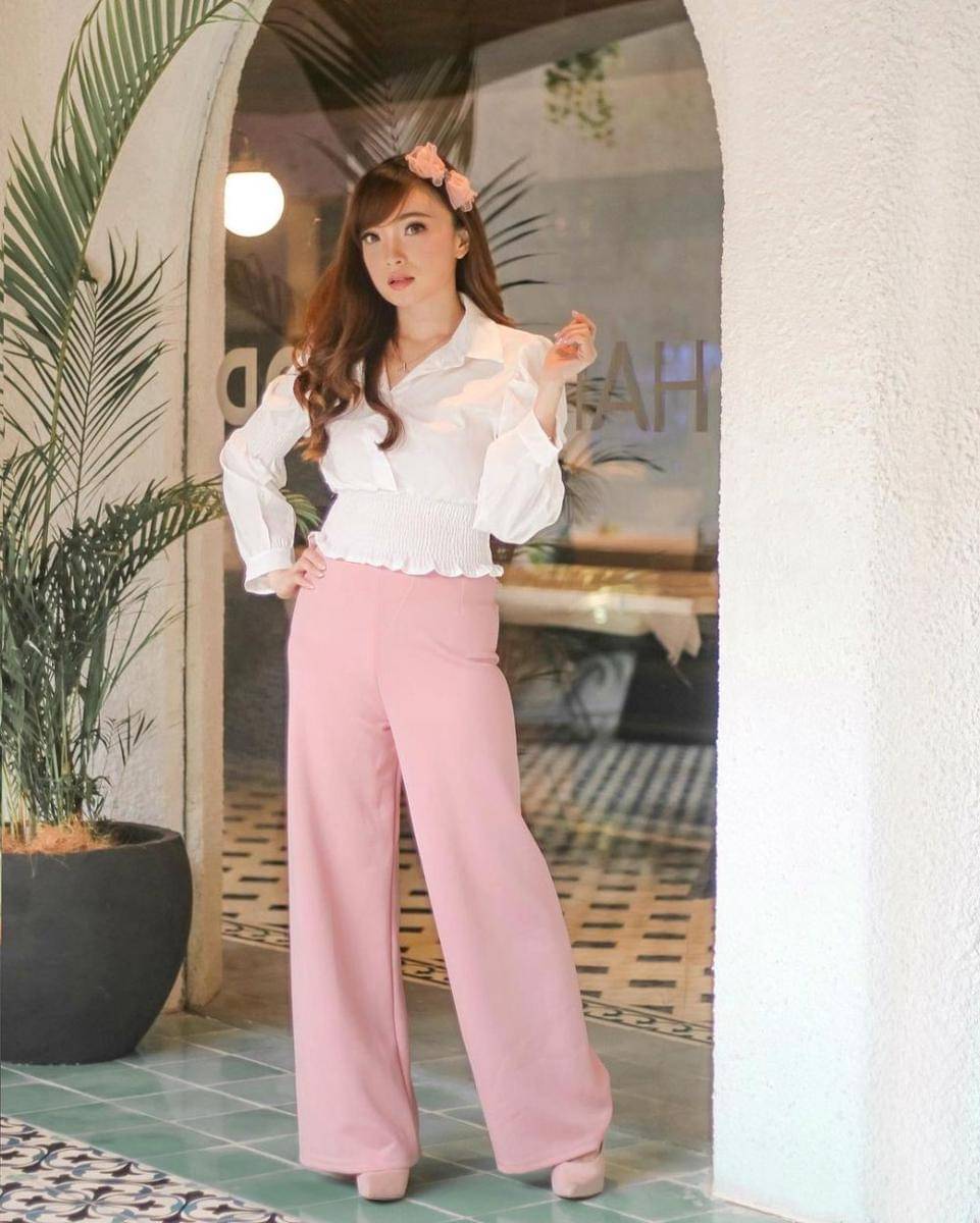 outfit Valentine pink (instagram.com/margareth_angelina)
