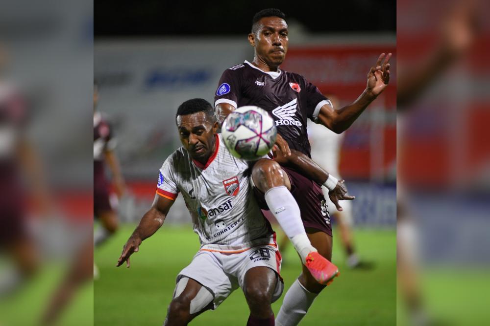 Gelandang PSM Makassar Delvin Rumbino (kanan) menghalangi laju penyerang Borneo FC Terens Puhiri (kiri) dalam laga pekan ke-24 BRI Liga 1 2021/22 di Stadion Kompyang Sujana Denpasar, Jumat 11 Februari 2022. (Twitter.com/BorneoSMR)