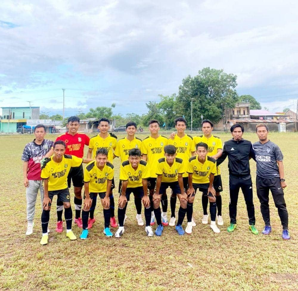 Syamsul Haeruddin (berdiri, dua dari kanan) berpose bersama para pemain Gasta Takalar sebelum lakoni laga uji coba pada Oktober 2021. (Instagram.com/syamsulbachrihaeruddin)