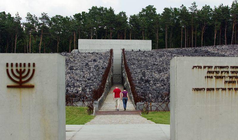 tampak depan Belżec Museum and Memorial (belzec.eu)