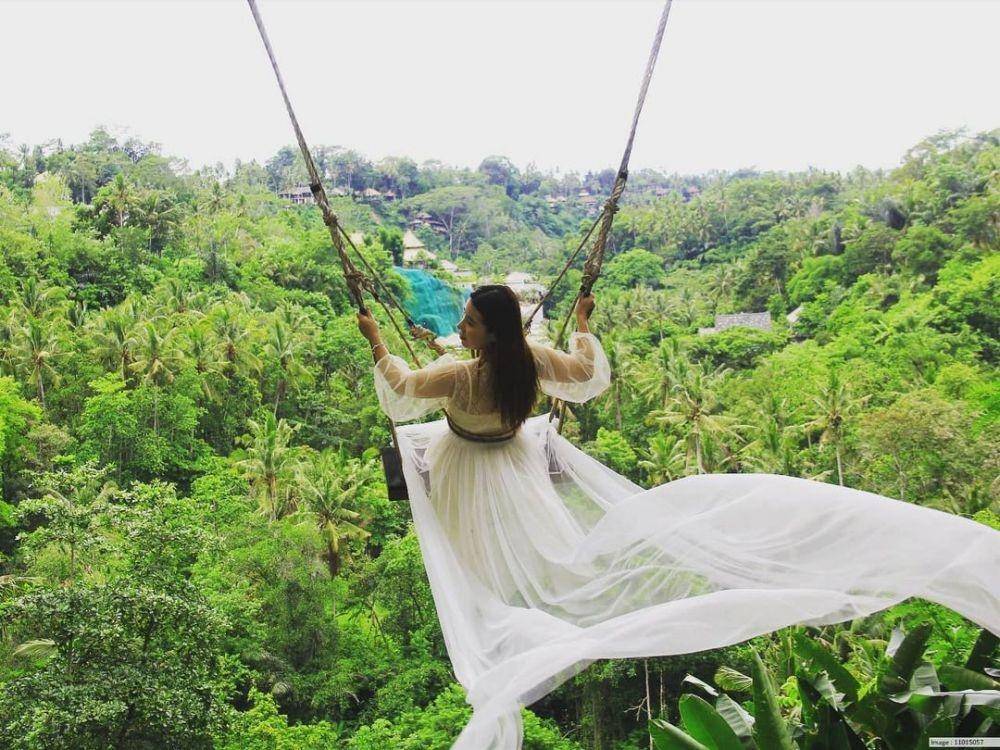 Ilustrasi wisata dengan ayunan di Bali (.instagram.com/easyswingbali)