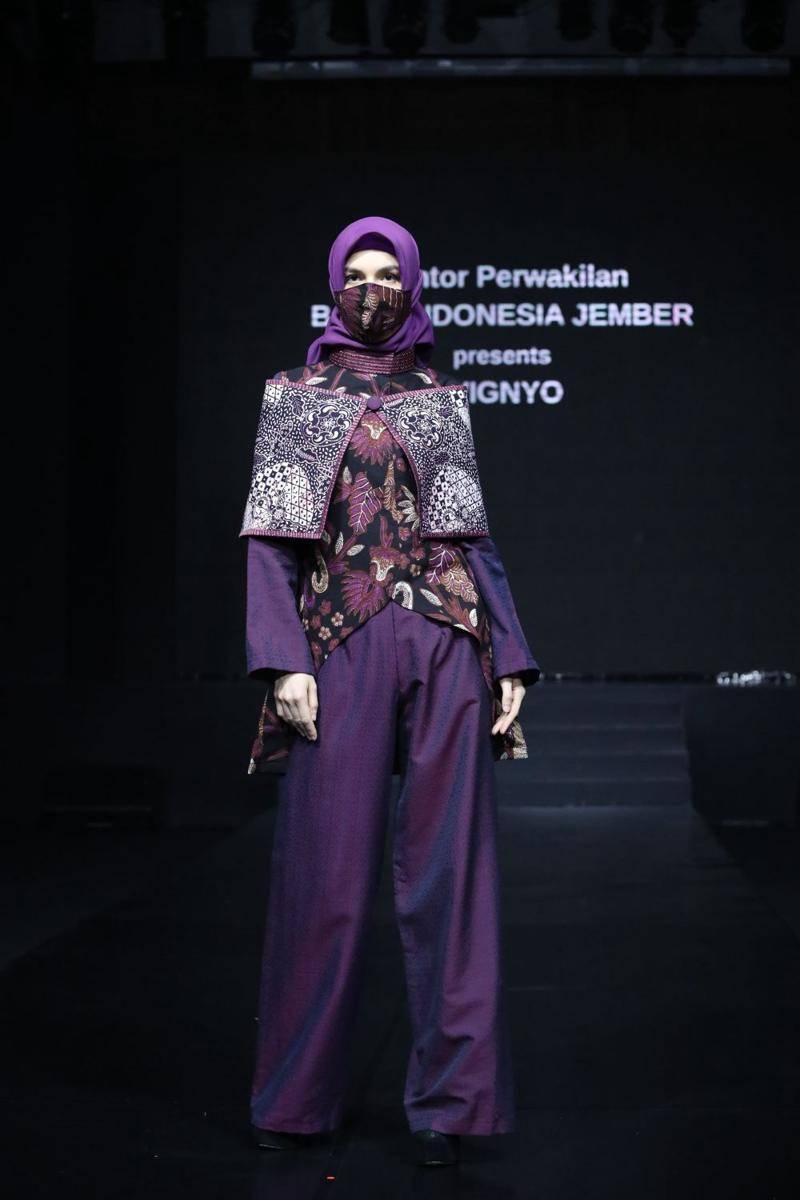 Inspirasi gaya modern dari paduan kain tradisional dalam acara Jakarta Fashion Trend 2022. 9 Februari 2022. (dok. Jakarta Fashion Trend 2022)